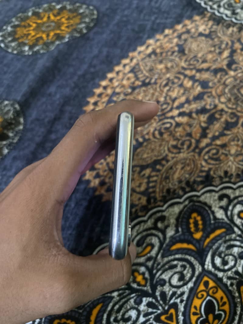 Apple iPhone X 4