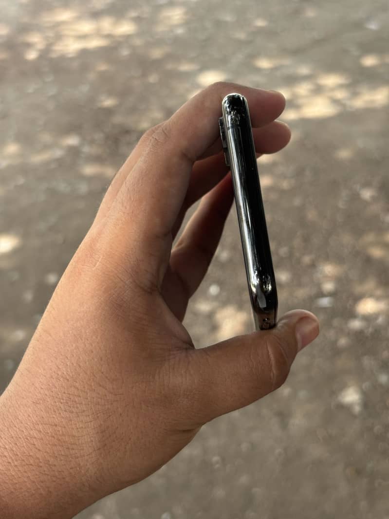 Apple iPhone XS 3