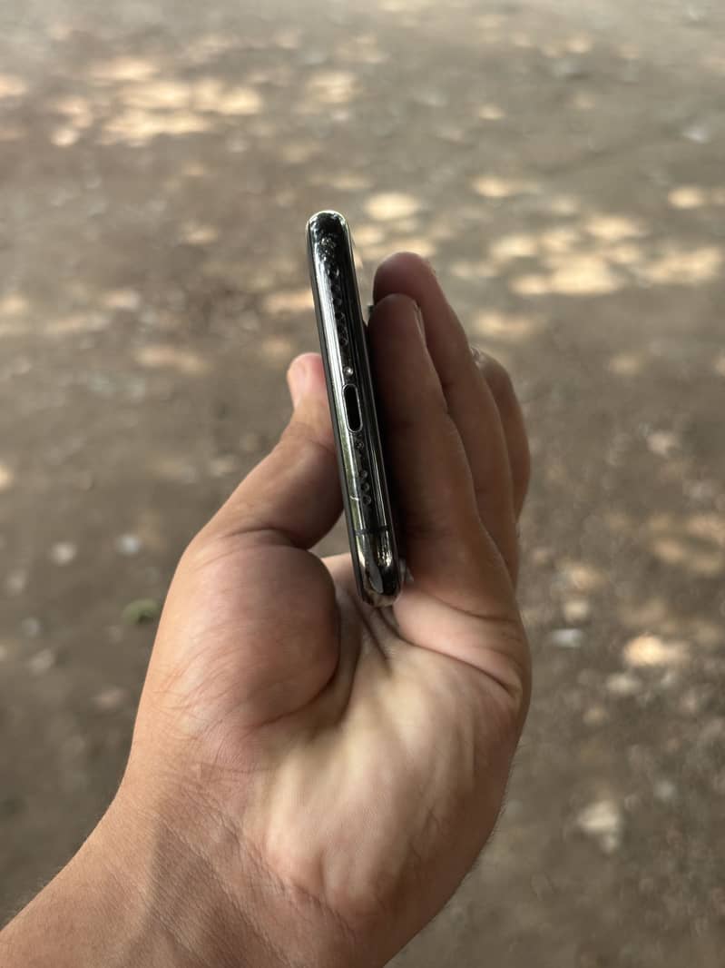Apple iPhone XS 4