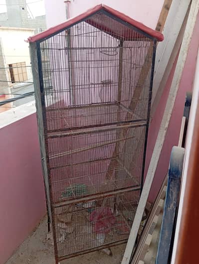Cages, Darba