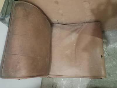 5 Sofas Hain for sale use main hn repair ho jayn gy