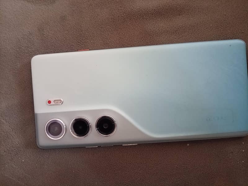 Tecno CAMON 40 Pro 0