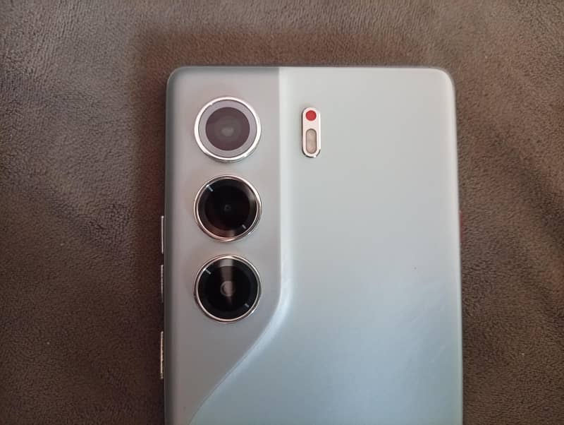 Tecno CAMON 40 Pro 1