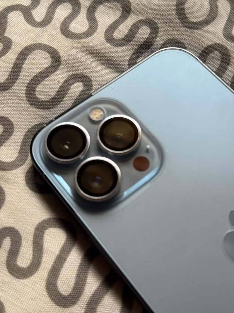 Apple iPhone 13 Pro Max 2