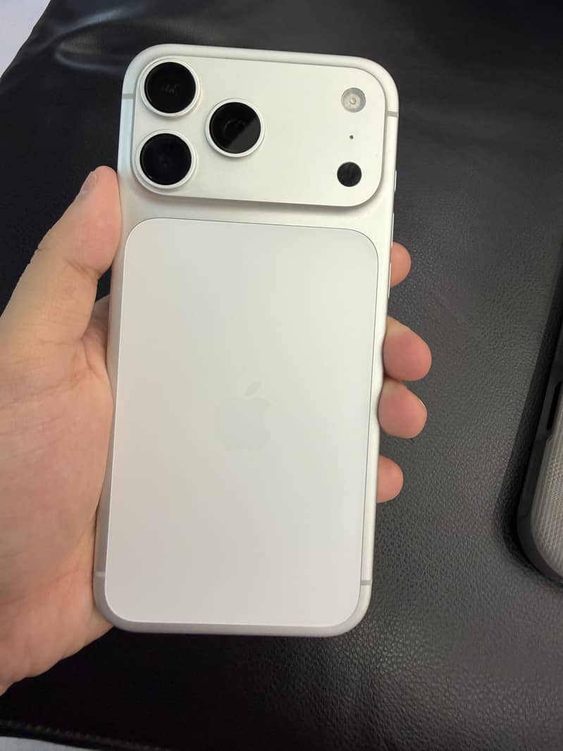 Apple iPhone 17 Pro Max 4