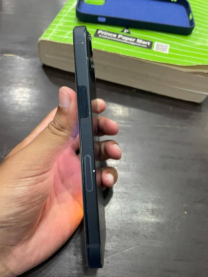 Apple iPhone 13 8