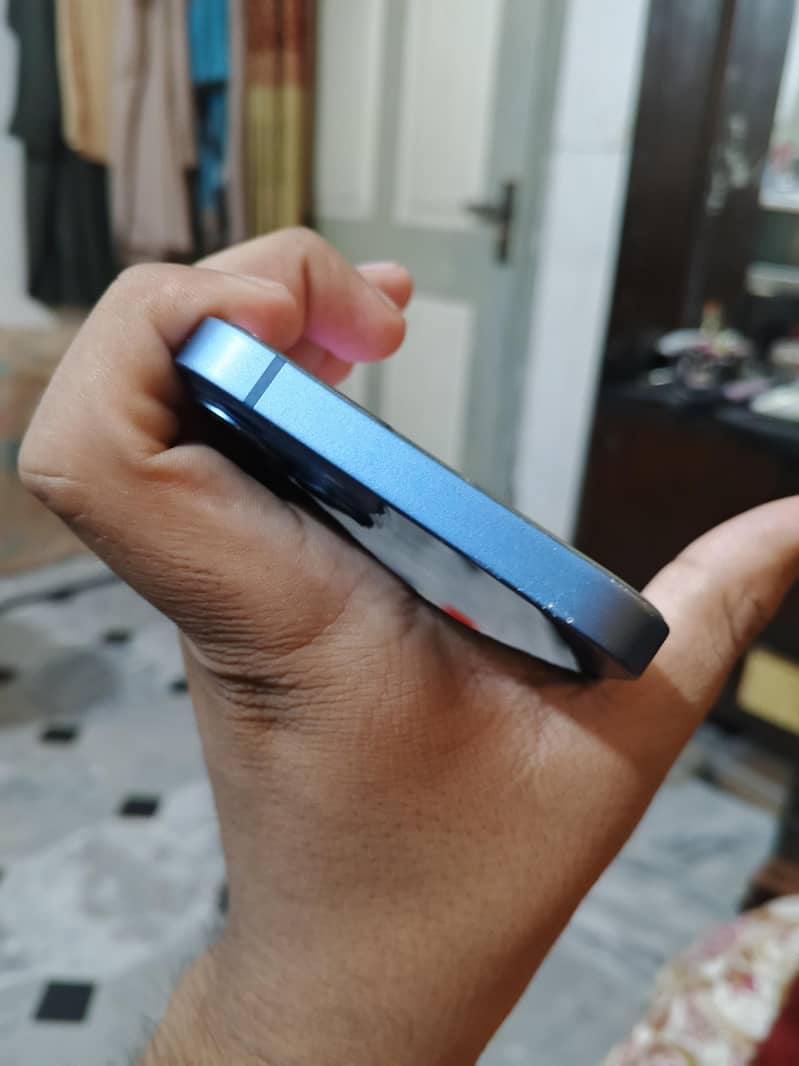 Apple iPhone 13 5