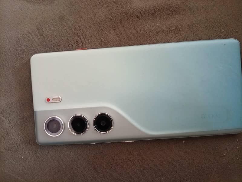 Tecno CAMON 40 Pro 1