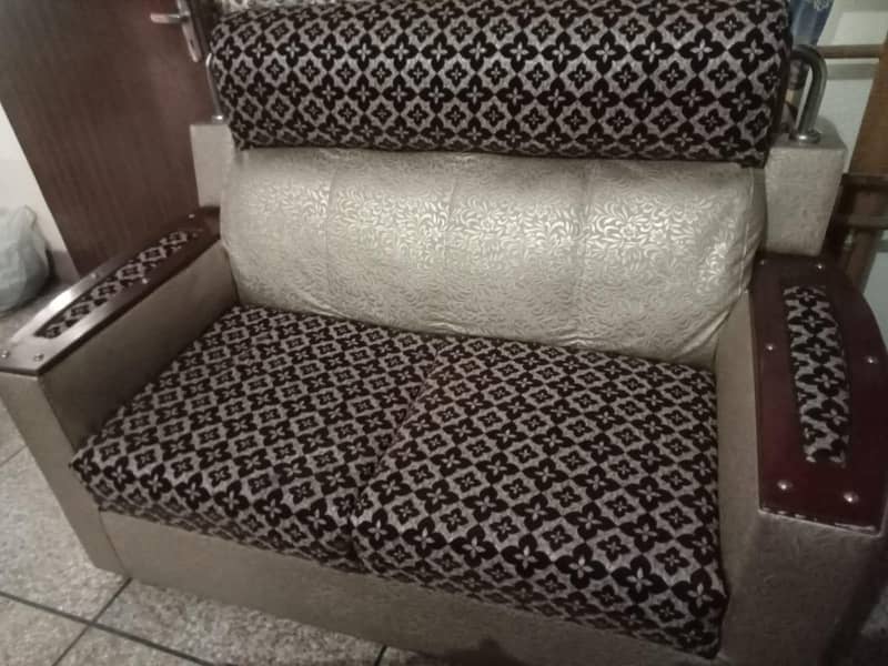 Selling sofas set contact me 1