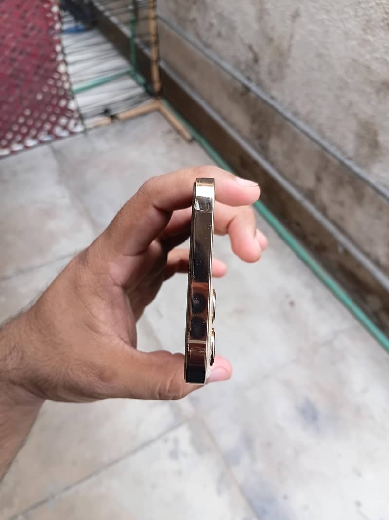 Apple iPhone 12 Pro Max 4