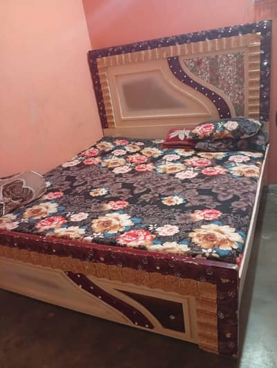 4 Piece bedroom set for sale (Solid & Clean condition )