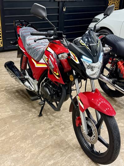 Honda cb-150f 2026 graphics model only 2400kms driven 10/10 like new