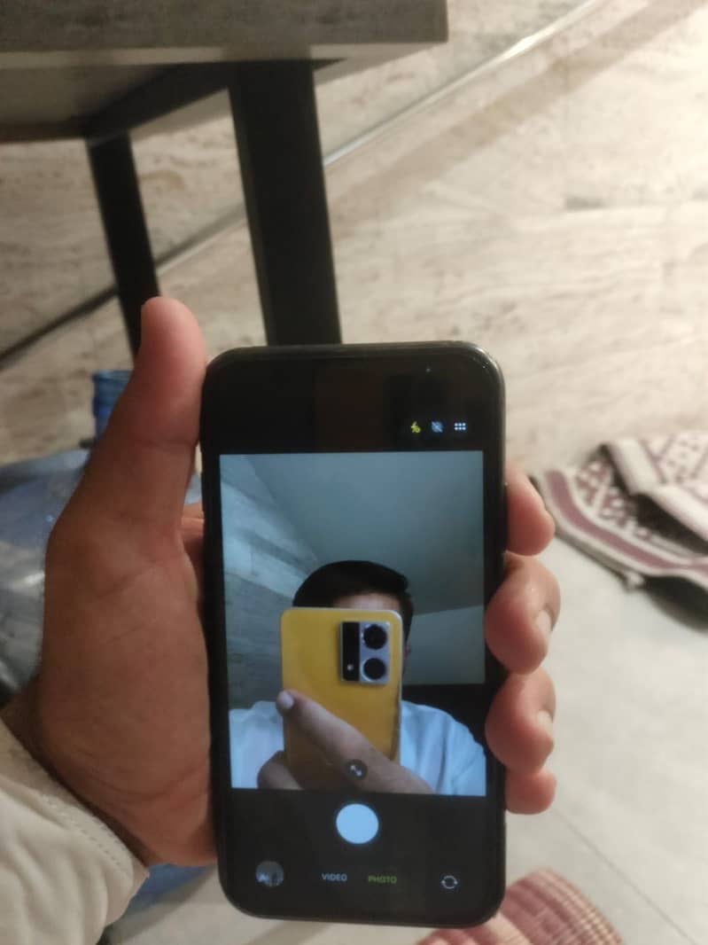 iPhone 11 4