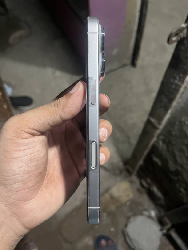 Apple iPhone 16 Pro 2