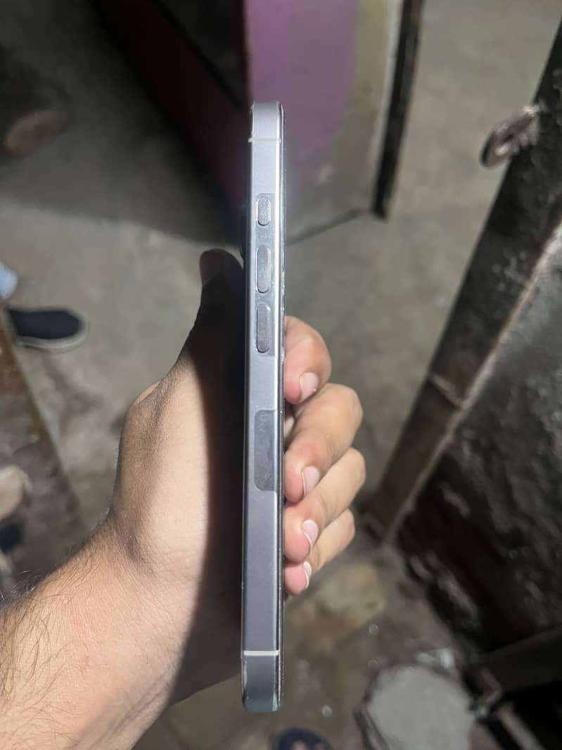 Apple iPhone 16 Pro 3