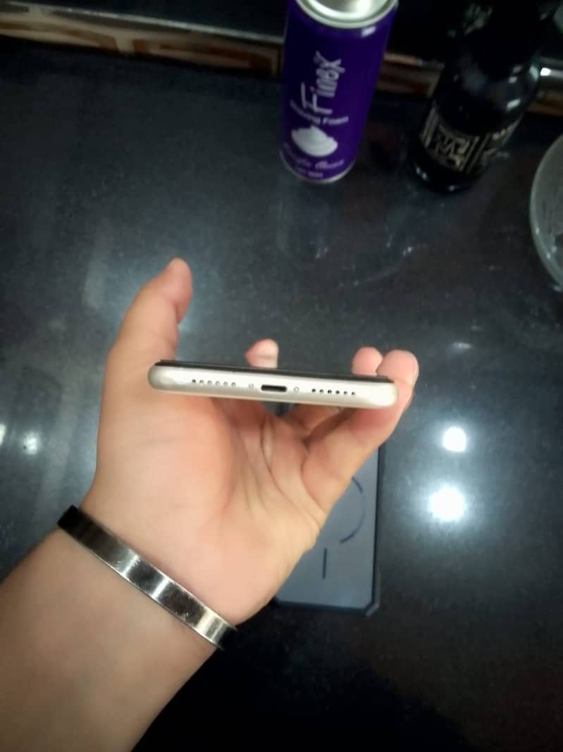 Apple iPhone 11 4
