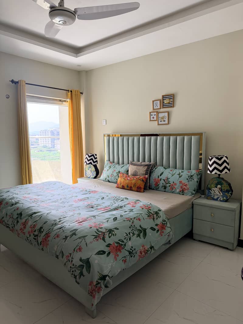 bedset with side tables and dressing table 0