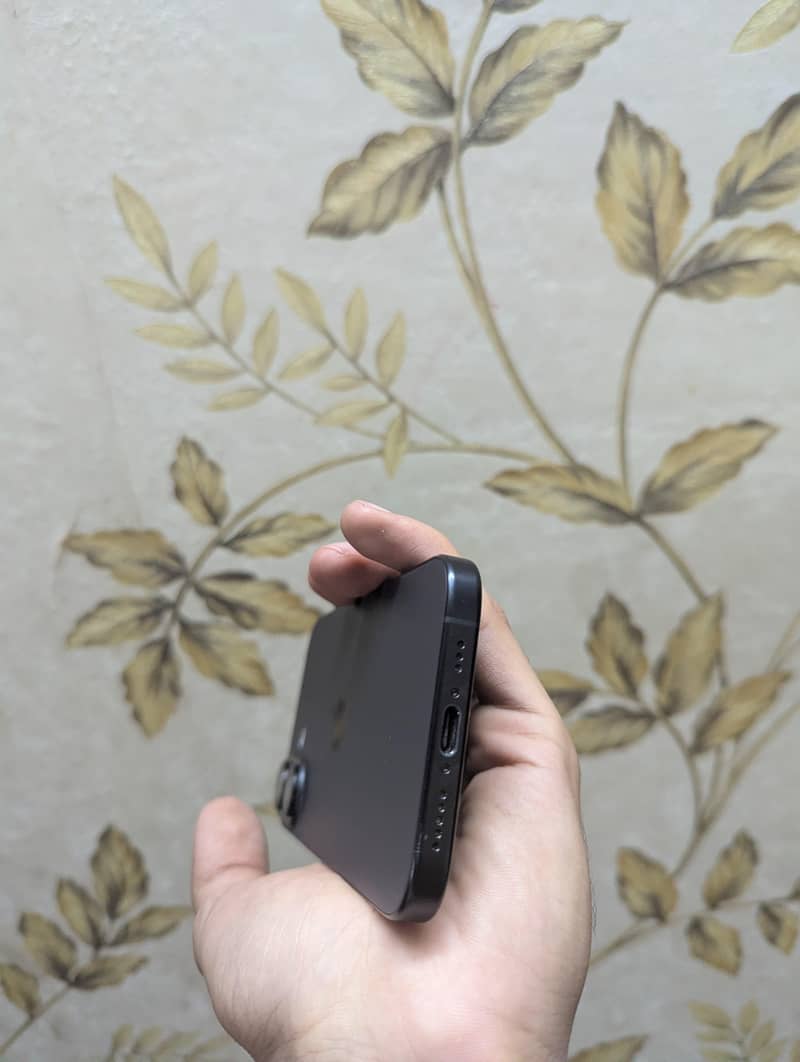 Apple iPhone 16 3