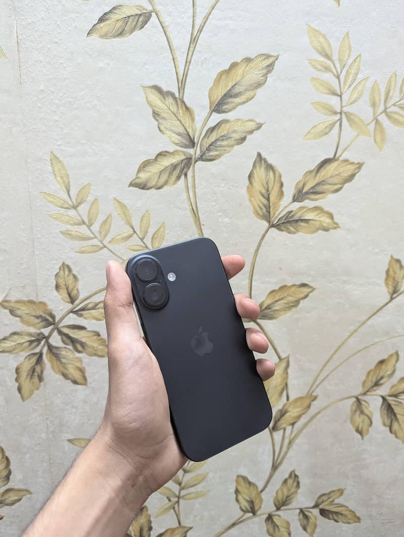 Apple iPhone 16 5