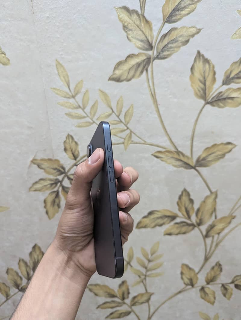 Apple iPhone 16 6
