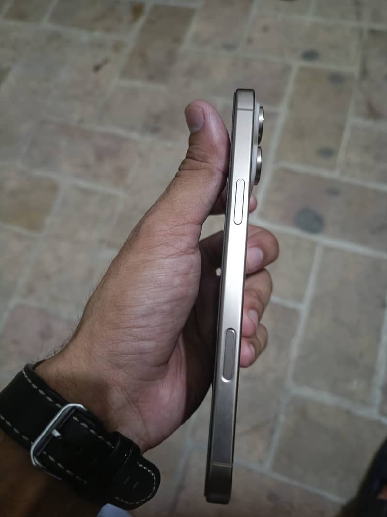 Apple iPhone 16 Pro Max 1