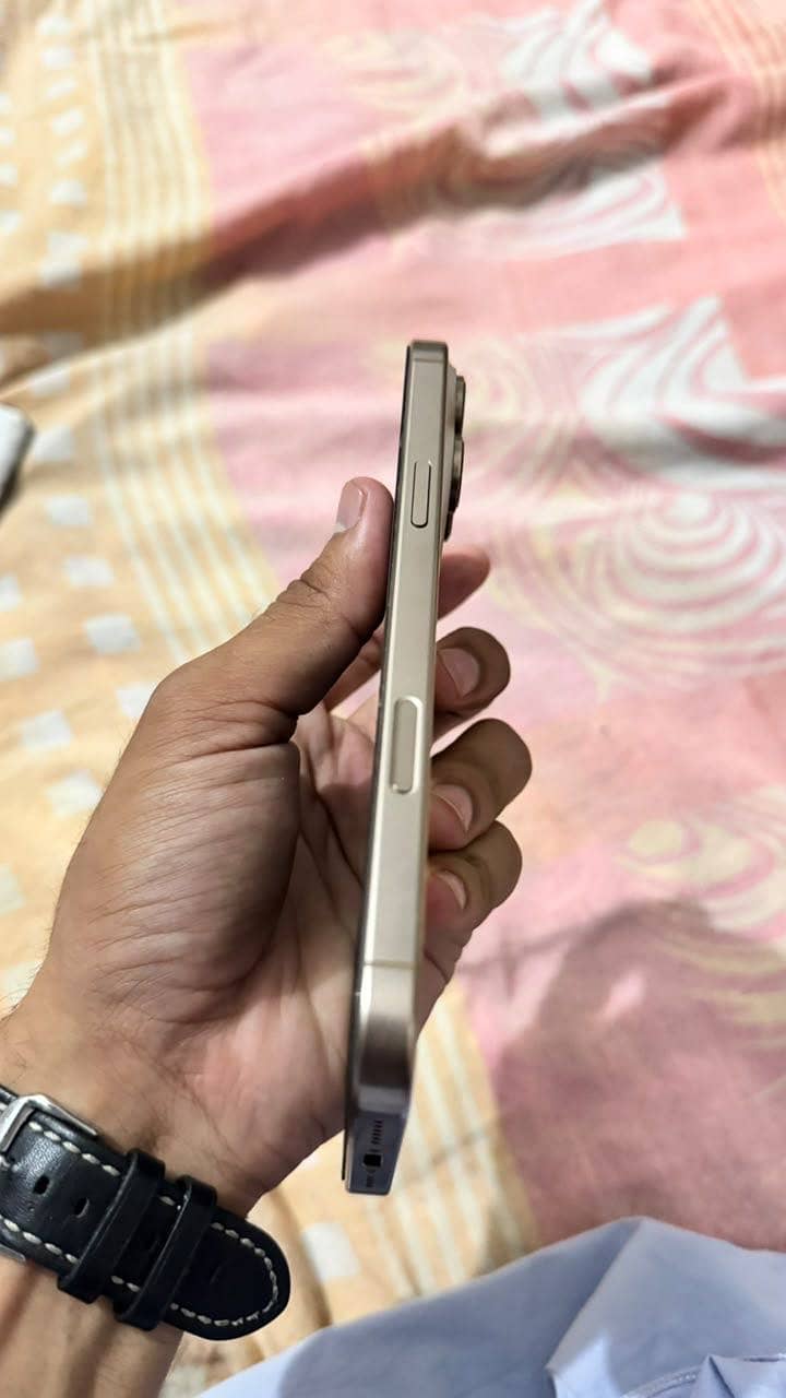 Apple iPhone 16 Pro Max 2
