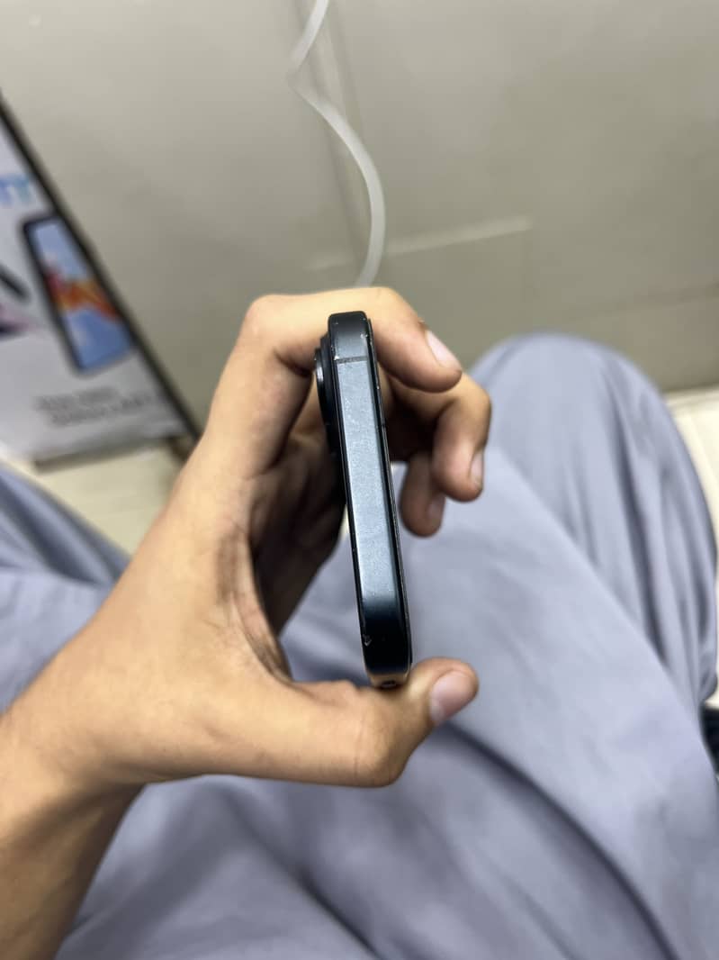 Apple iPhone 16 7