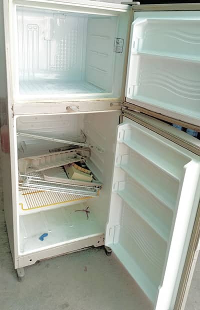 dawlance fridge good condition argent sale