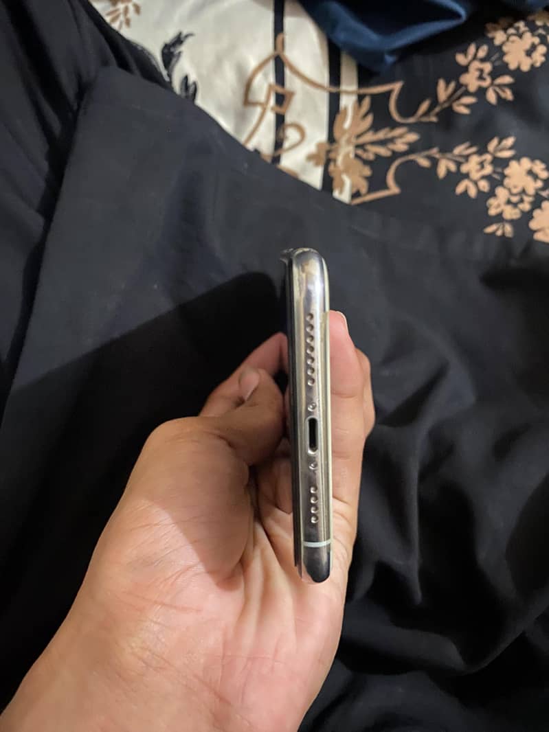 Apple iPhone 11 Pro Max 2