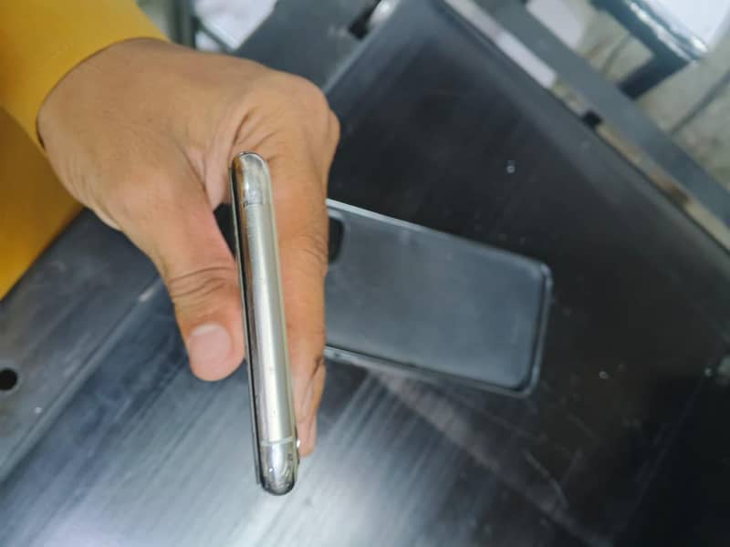 Apple iPhone 11 Pro Max 4