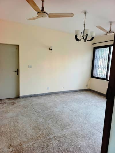 10 Marla Ground Floor Flat For Sale In Askari 5 Gulberg 3 Lahore