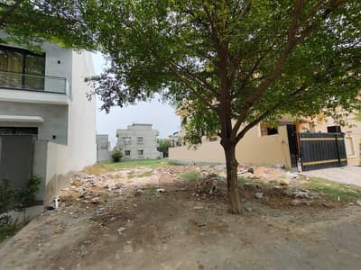 10 Marla Plot Available For Sale