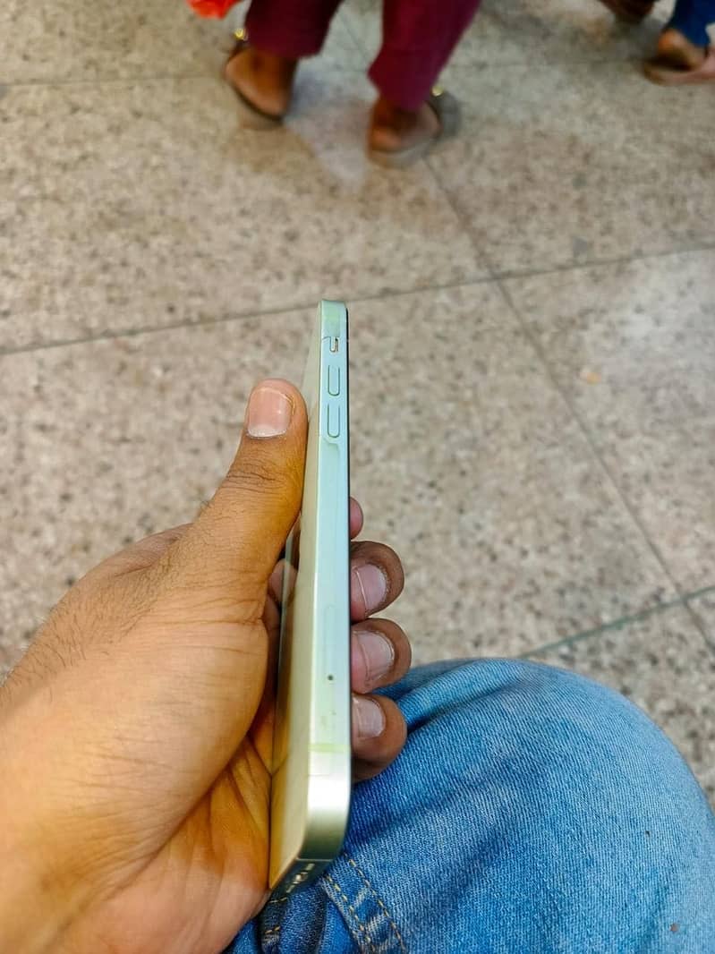 Apple iPhone 12 4