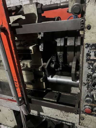 Machine injection molding mazdori ka kam ka liyay