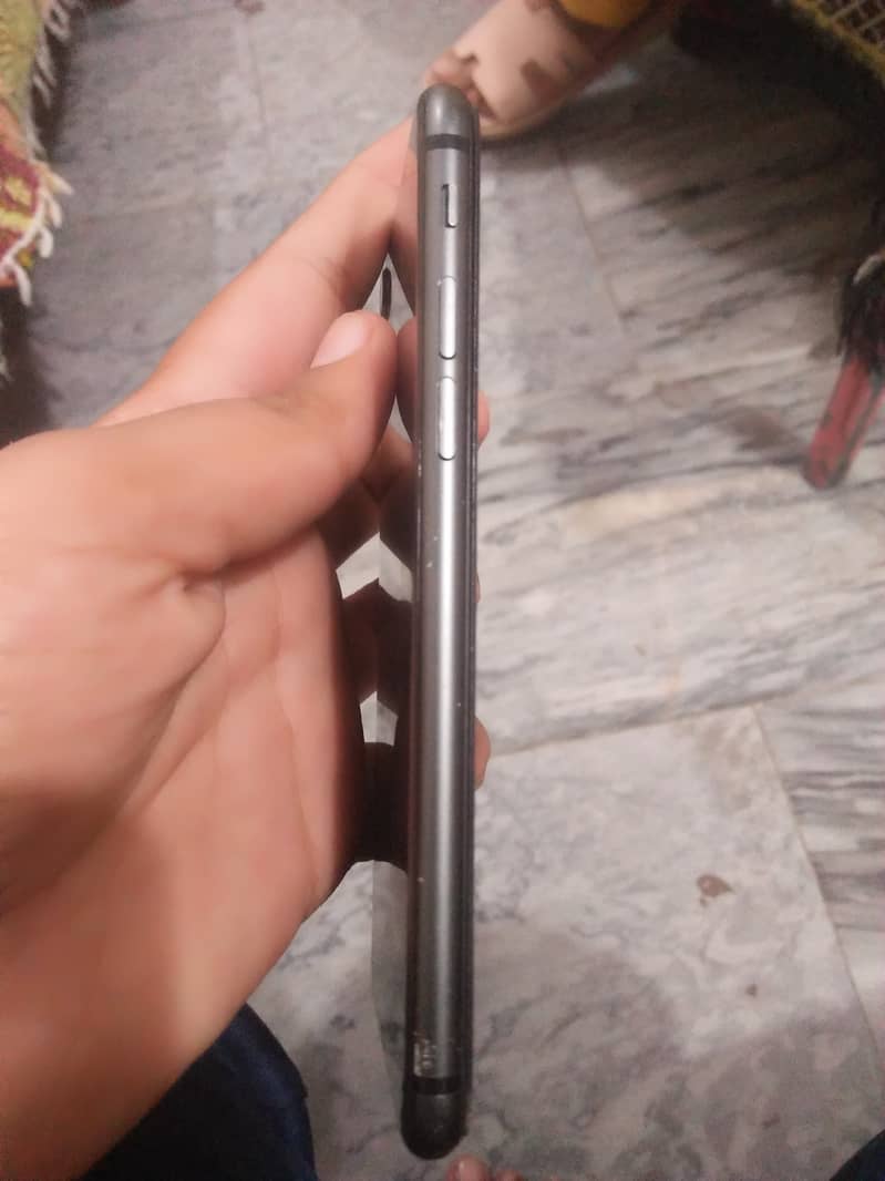 Apple iPhone 8 4