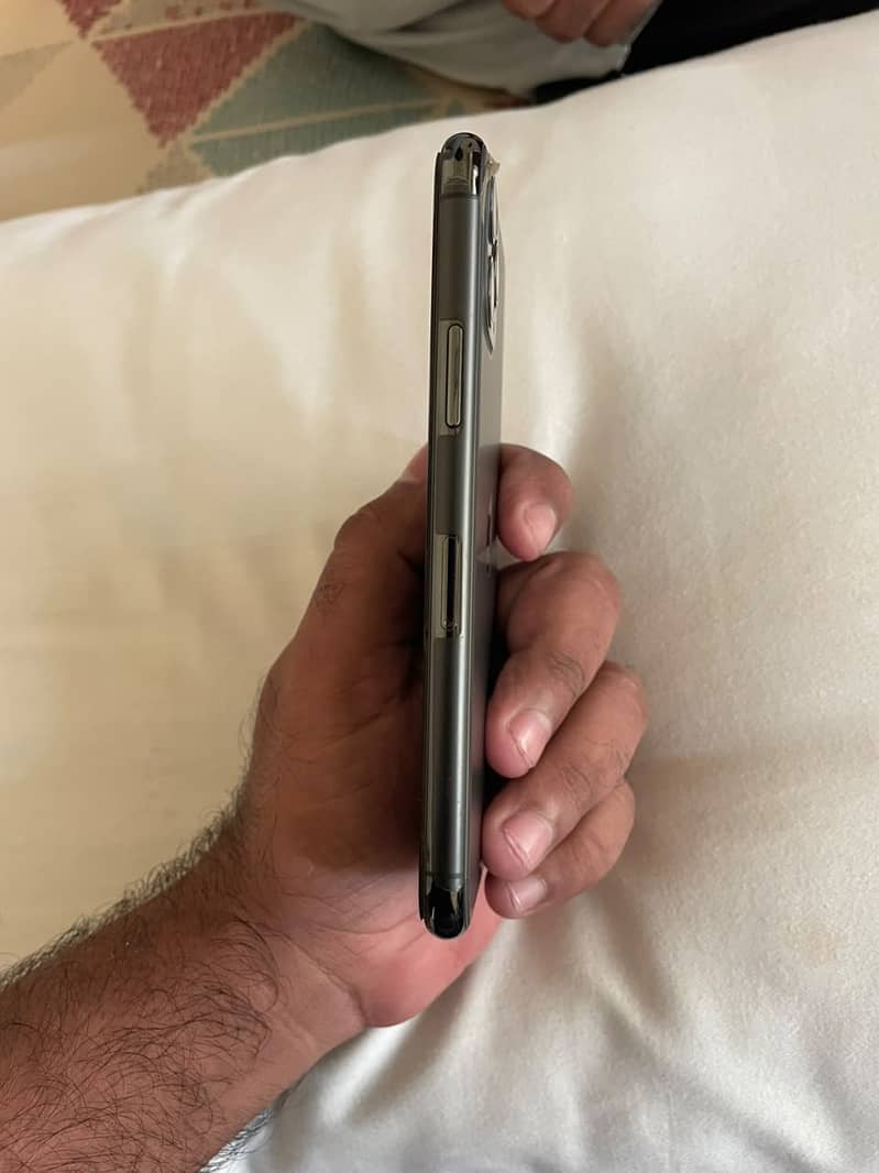 Apple iPhone 11 Pro 2