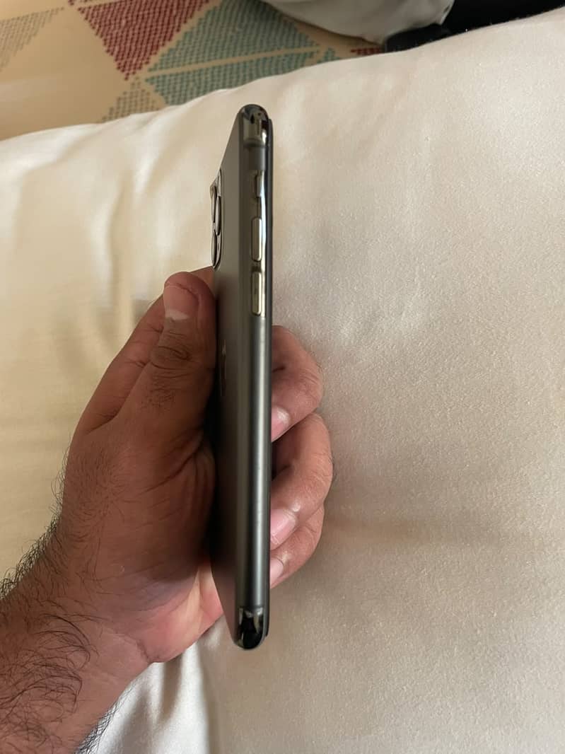 Apple iPhone 11 Pro 4