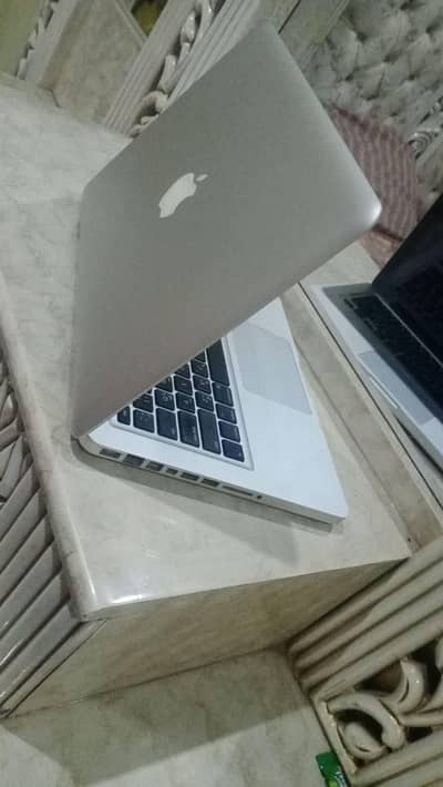 Mackbook pro| 10/10 condition Battery timing 4 hours plus