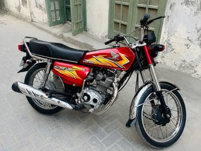 9/10 bike 125 original millage 14000 km jusy buy and drive