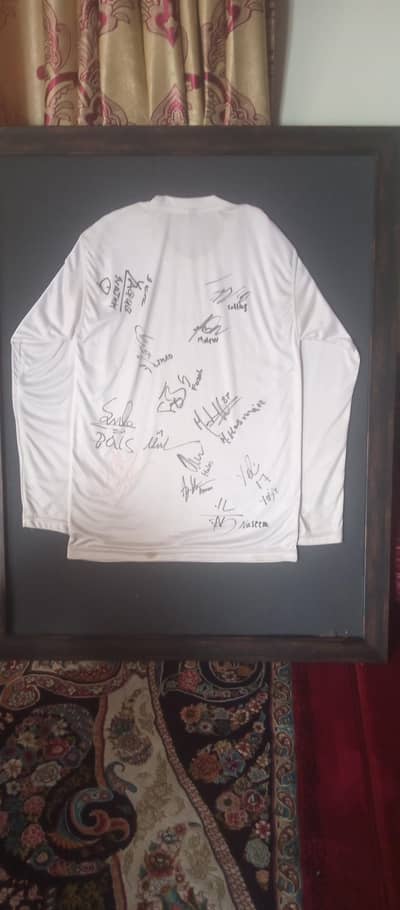 this is the all Pakistani cricketers sign shirt