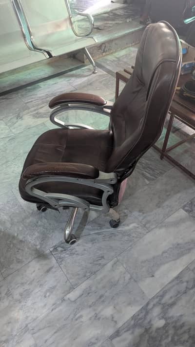 Revolving chair