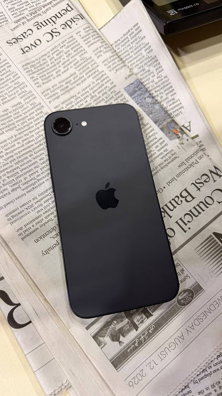 Apple iPhone 16e 0