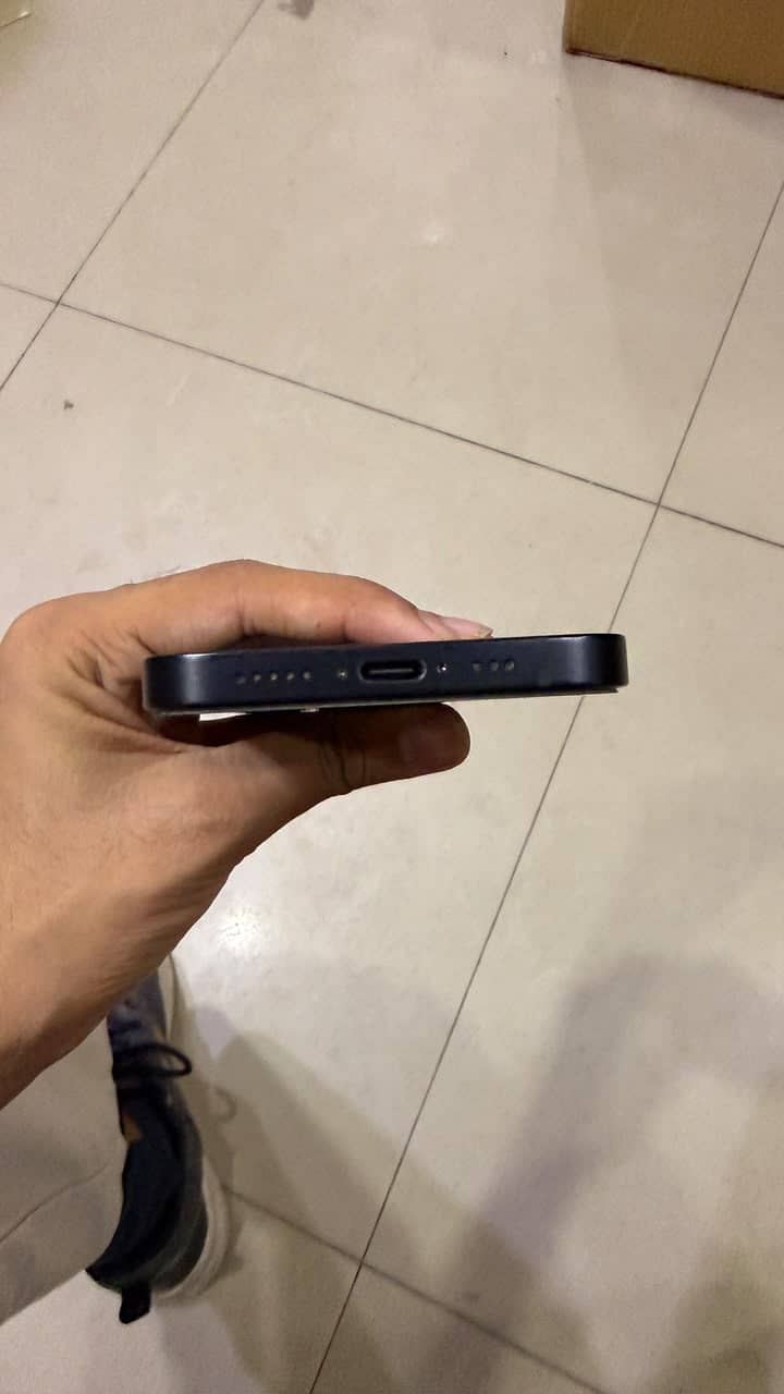 Apple iPhone 16e 1