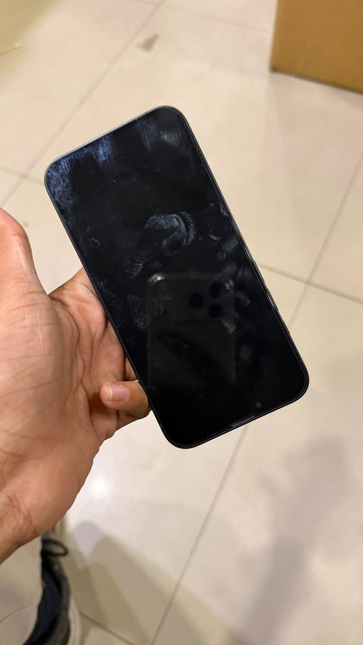 Apple iPhone 16e 4