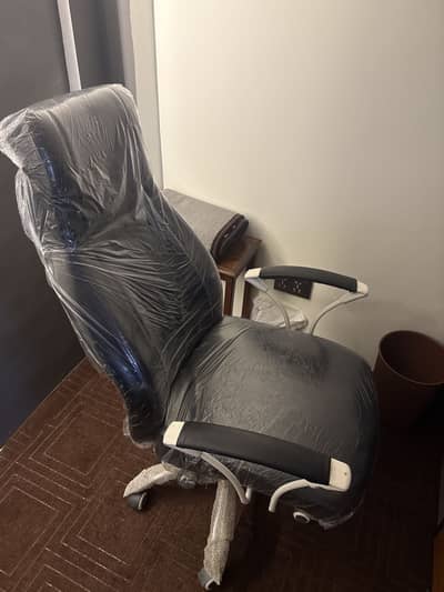 Office chair for sale full peeche hoti hai