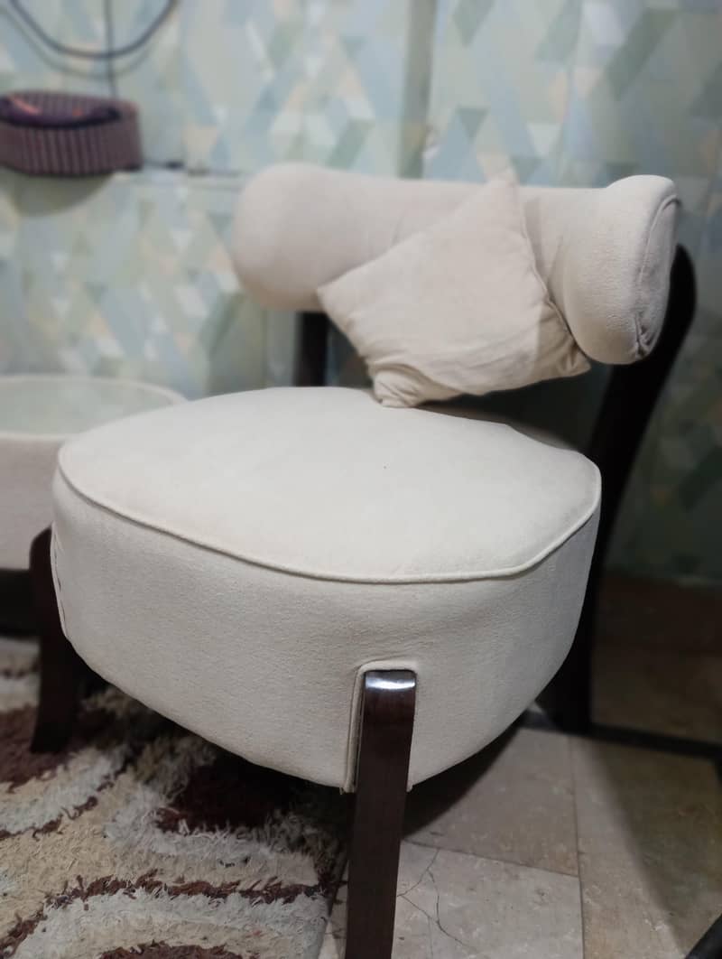 2sofa chairs with small table 0