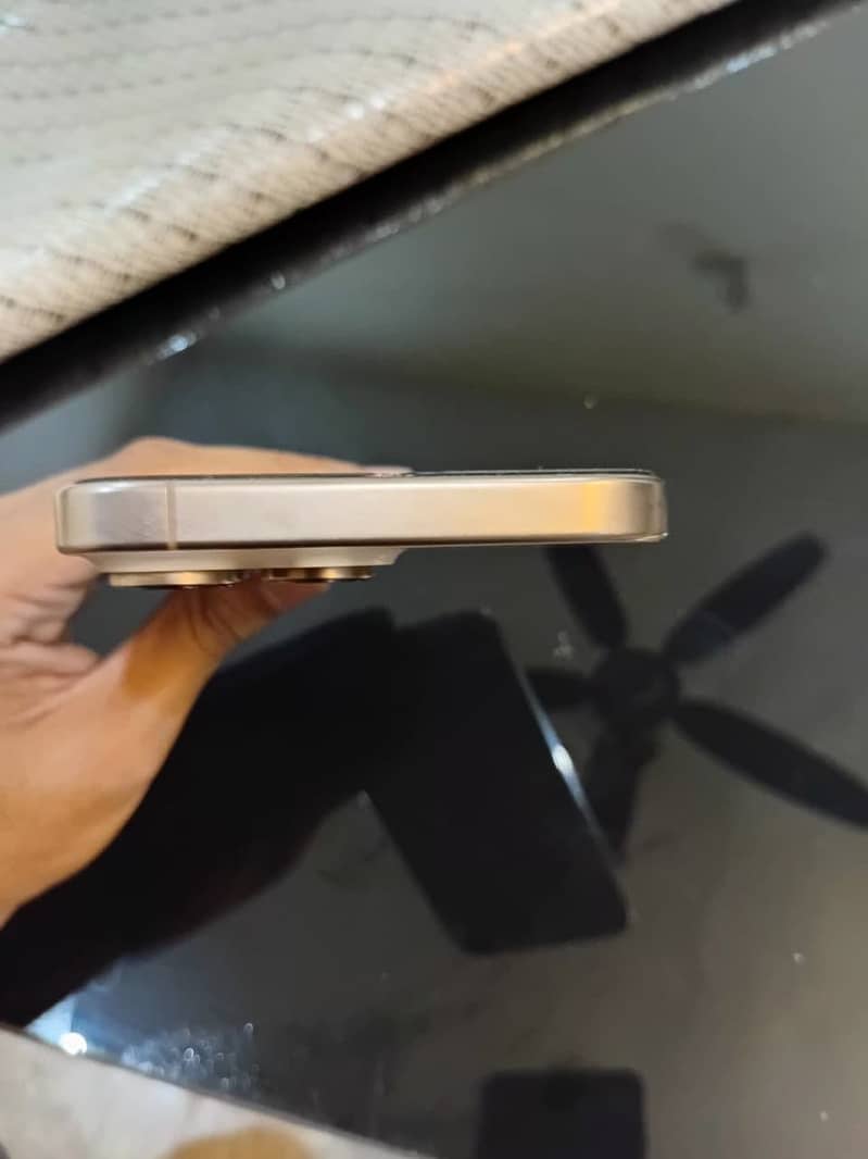 Apple iPhone 16 Pro Max 2
