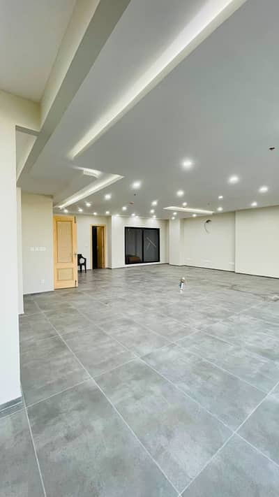 1700 to 3000. EPARATE OFFICE & OFFICE SPACE AVAILABLE FOR RANT IN GULBERG GREEN