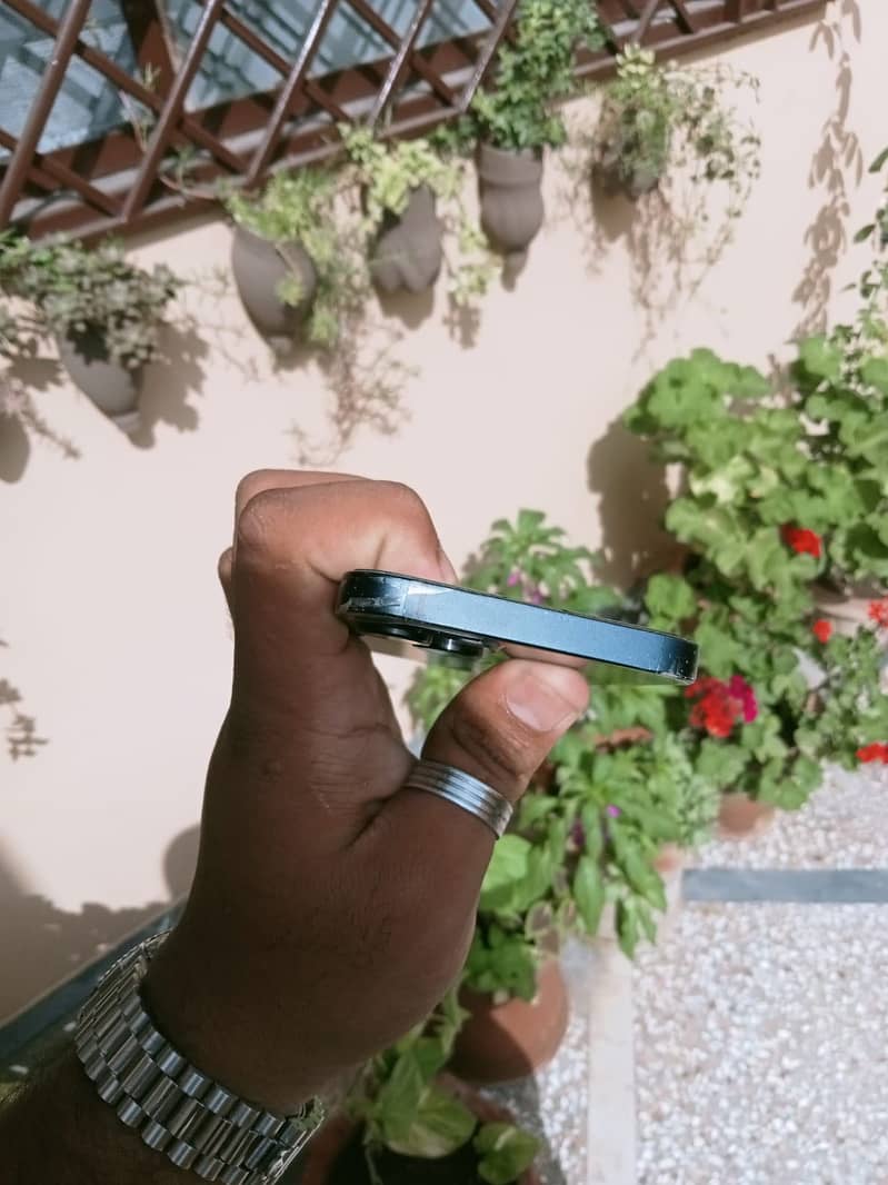 Apple iPhone 13 5