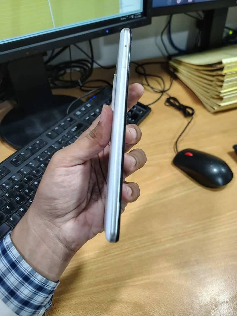 Sharp Aquos R5G 1